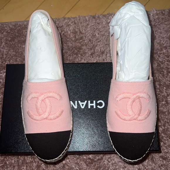 Chanel New never warn!! - Picture 3 of 5